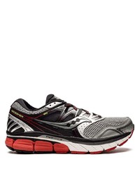 silberne Sportschuhe von Saucony