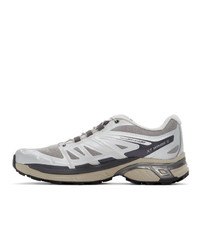 silberne Sportschuhe von Salomon