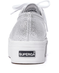 silberne Turnschuhe von Superga