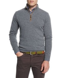 silberner Pullover mit einem Reißverschluss am Kragen