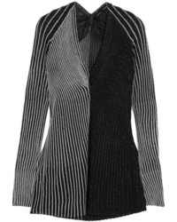 silberner Pullover mit einem V-Ausschnitt
