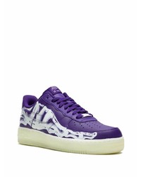 violette bedruckte Leder niedrige Sneakers von Nike