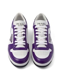 violette Leder niedrige Sneakers von Prada