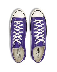 violette niedrige Sneakers von Converse