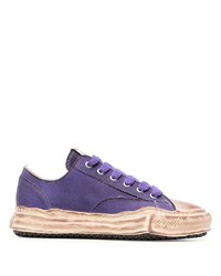 violette niedrige Sneakers von Maison Mihara Yasuhiro