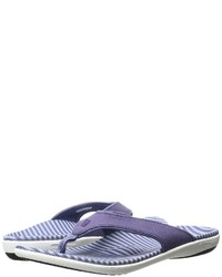 violette Schuhe aus Segeltuch