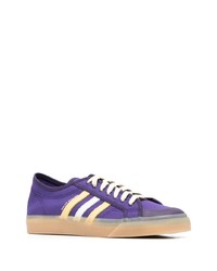 violette Segeltuch niedrige Sneakers von adidas