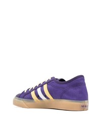 violette Segeltuch niedrige Sneakers von adidas