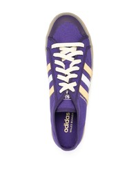 violette Segeltuch niedrige Sneakers von adidas