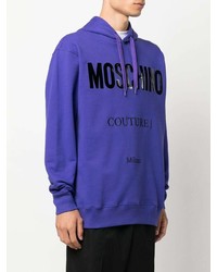 violetter bedruckter Pullover mit einem Kapuze von Moschino