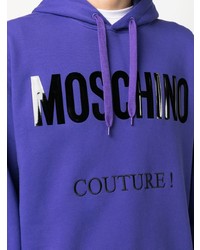 violetter bedruckter Pullover mit einem Kapuze von Moschino