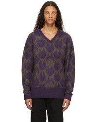 violetter bedruckter Pullover mit einem V-Ausschnitt