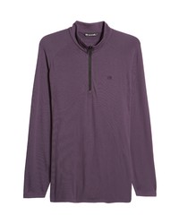 violetter Fleece-Pullover mit einem Reißverschluss am Kragen