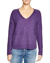 violetter Pullover mit einem V-Ausschnitt