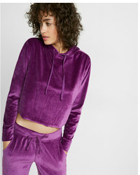 violetter Pullover mit einer Kapuze