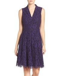 violettes ausgestelltes Kleid aus Spitze