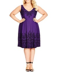 violettes ausgestelltes Kleid