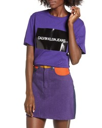 violettes bedrucktes T-Shirt mit einem Rundhalsausschnitt