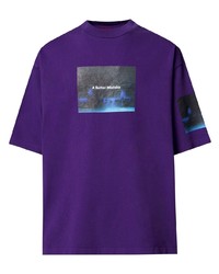 violettes bedrucktes T-Shirt mit einem Rundhalsausschnitt von A BETTER MISTAKE