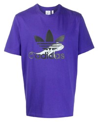 violettes bedrucktes T-Shirt mit einem Rundhalsausschnitt von adidas