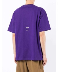 violettes bedrucktes T-Shirt mit einem Rundhalsausschnitt von Izzue