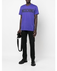 violettes bedrucktes T-Shirt mit einem Rundhalsausschnitt von Moschino