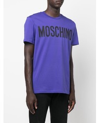 violettes bedrucktes T-Shirt mit einem Rundhalsausschnitt von Moschino