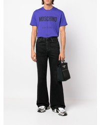 violettes bedrucktes T-Shirt mit einem Rundhalsausschnitt von Moschino