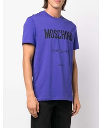 violettes bedrucktes T-Shirt mit einem Rundhalsausschnitt von Moschino