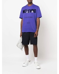 violettes bedrucktes T-Shirt mit einem Rundhalsausschnitt von Moschino