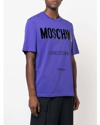 violettes bedrucktes T-Shirt mit einem Rundhalsausschnitt von Moschino