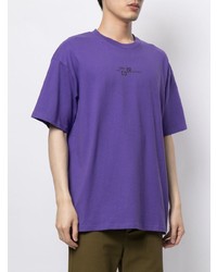 violettes bedrucktes T-Shirt mit einem Rundhalsausschnitt von Izzue