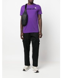 violettes bedrucktes T-Shirt mit einem Rundhalsausschnitt von Moncler