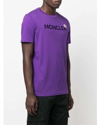 violettes bedrucktes T-Shirt mit einem Rundhalsausschnitt von Moncler