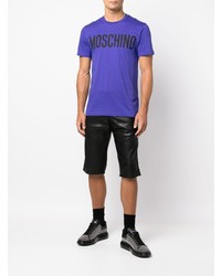 violettes bedrucktes T-Shirt mit einem Rundhalsausschnitt von Moschino