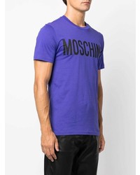 violettes bedrucktes T-Shirt mit einem Rundhalsausschnitt von Moschino