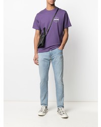 violettes bedrucktes T-Shirt mit einem Rundhalsausschnitt von Levi's