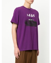 violettes bedrucktes T-Shirt mit einem Rundhalsausschnitt von Yoshiokubo