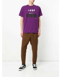 violettes bedrucktes T-Shirt mit einem Rundhalsausschnitt von Yoshiokubo