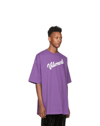 violettes bedrucktes T-Shirt mit einem Rundhalsausschnitt von Vetements