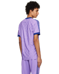 violettes bedrucktes T-Shirt mit einem Rundhalsausschnitt von adidas Originals