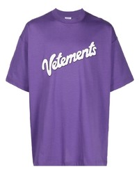violettes bedrucktes T-Shirt mit einem Rundhalsausschnitt von Vetements