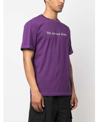 violettes bedrucktes T-Shirt mit einem Rundhalsausschnitt von Throwback.