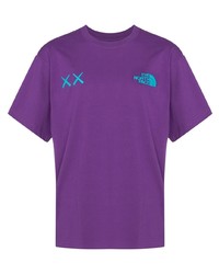 violettes besticktes T-Shirt mit einem Rundhalsausschnitt von The North Face