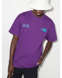 violettes besticktes T-Shirt mit einem Rundhalsausschnitt von The North Face