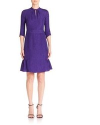 violettes Seidekleid mit Paisley-Muster