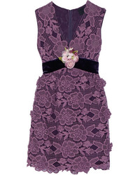 violettes Spitzekleid von Anna Sui