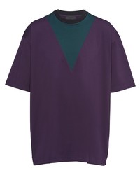 violettes T-Shirt mit einem Rundhalsausschnitt mit Chevron-Muster