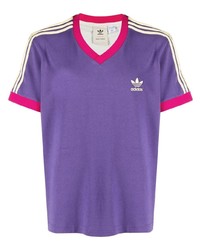 violettes T-Shirt mit einem V-Ausschnitt von adidas