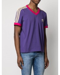 violettes T-Shirt mit einem V-Ausschnitt von adidas